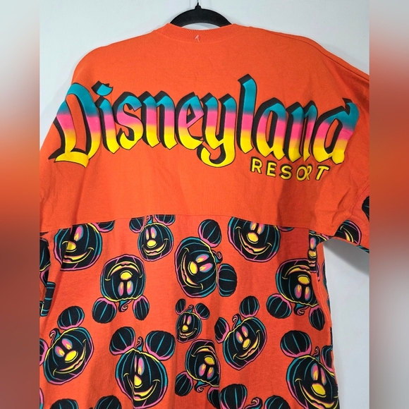 DISNEYLAND RESORT HALLOWEEN PUMPKINS SPIRIT JERSEY. - Picture 3 of 4